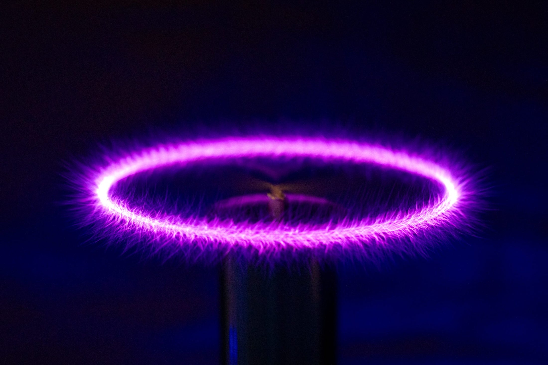 Purple circular light effect from Quantaphi antenna on a dark background