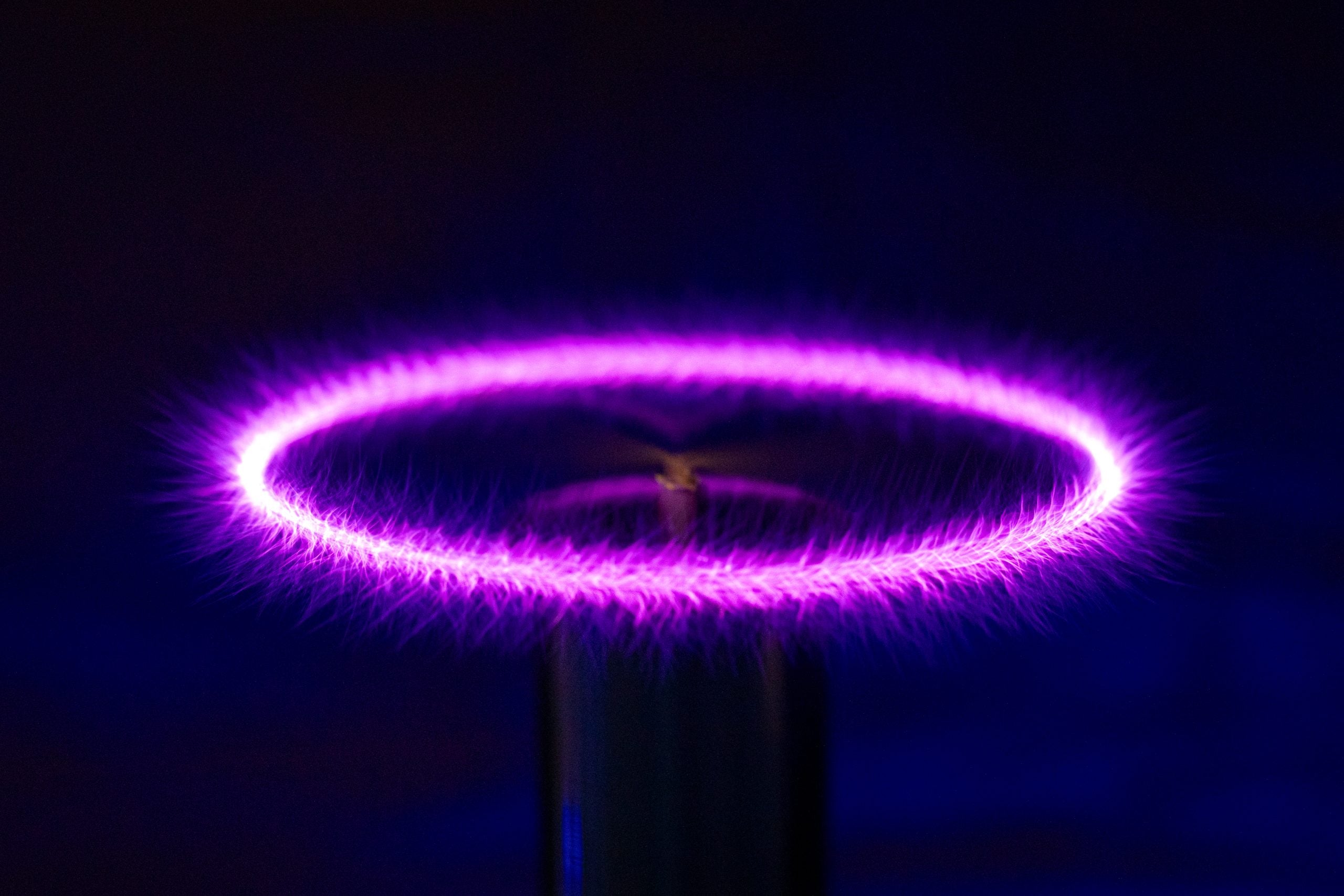 Purple circular light effect from Quantaphi antenna on a dark background